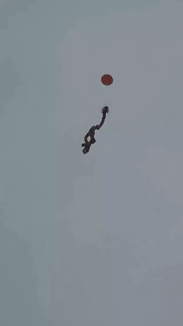 金獎百年，隆重慶祝第十二個茅臺酒節(jié)  祥龍飛上天空………